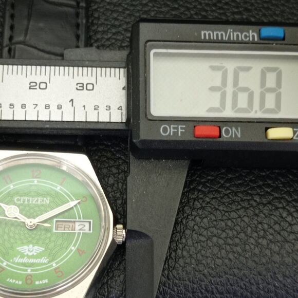 Vintage 1980 Citizen Automatic Mens Silver Watch W/daydate & Green accents - Picture 7 of 10